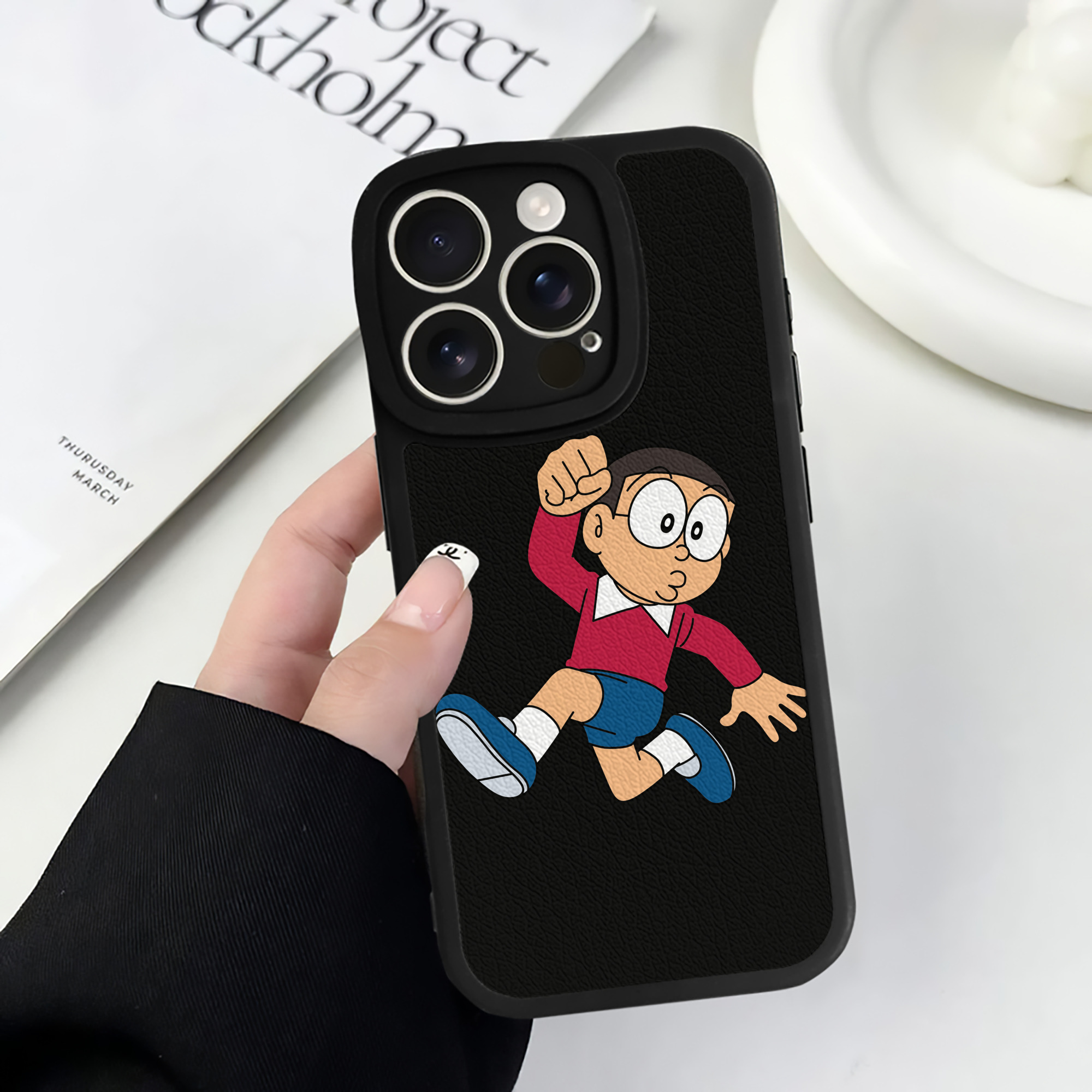 （画像用） ドラえもん 野比 のび太 Doraemon Nobita Nobi 【iPhone 16シリーズ対応】シリコンスマホケース（レザー調） 材質：シリコン